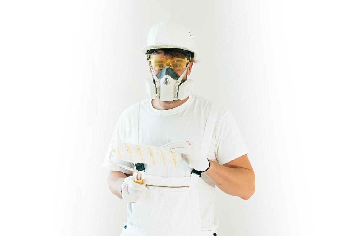 Worker wearing a respirator and protective gear (sample photo)